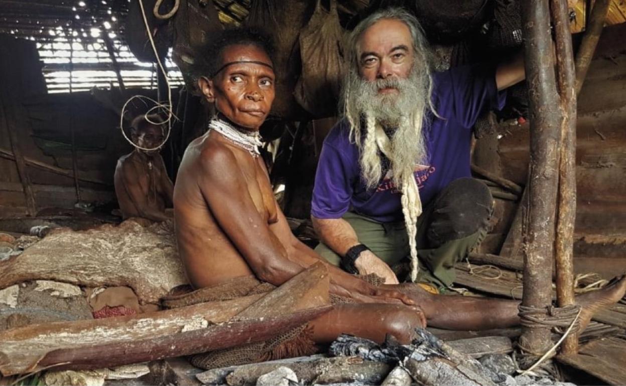 Domingo con una mujer de la tribu.