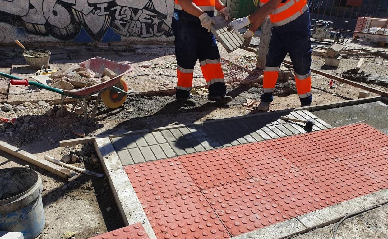 Obras en el cruce de la calle Blas Infante con la calle Federico García Lorca.