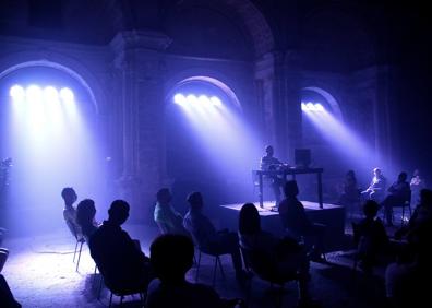 Imagen secundaria 1 - Voluntarios de la Noche del Patrimonio y dos perspectivas de San Lorenzo, que acogió el espectáculo de Luis Miguel Cobo.