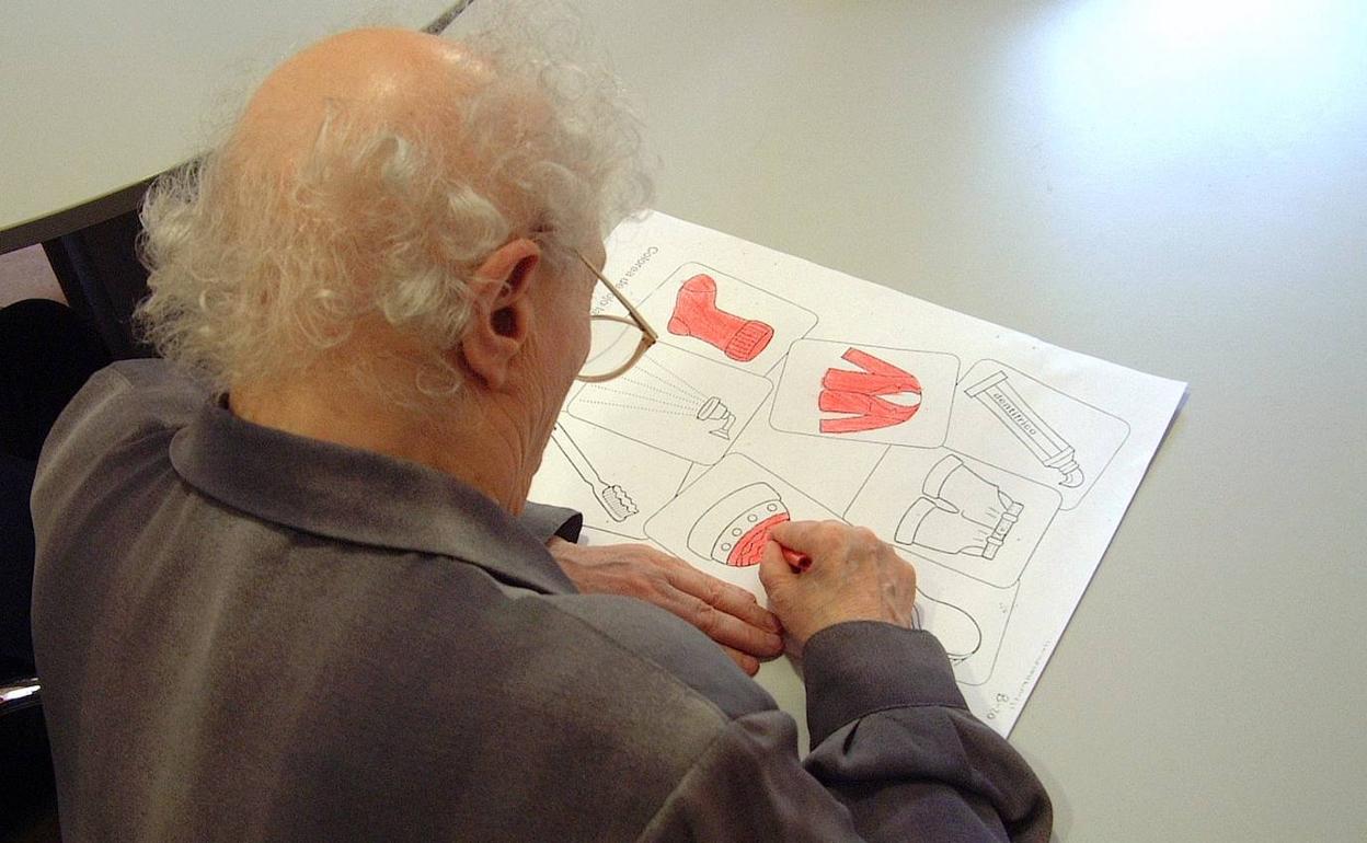 Un usuario de la Asociación de Alzheimer.