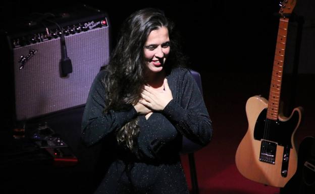 Imagen principal - Silvia Pérez Cruz y la Schola Gregoriana Hispana.