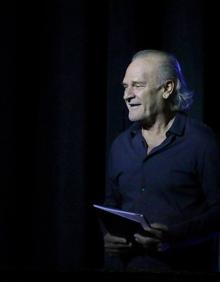 Imagen secundaria 2 - Lluís Homar con el premio y durante la función.