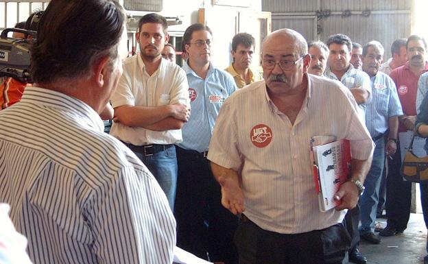 Andrés Campos en 2005 frente al alcalde Juan Pizarro planteando una posibilidad de huelga en el servicio de limpieza.