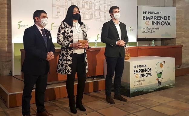 Mercedes Caño recogiendo su reconocimiento por la Ermita Madre de Dios.