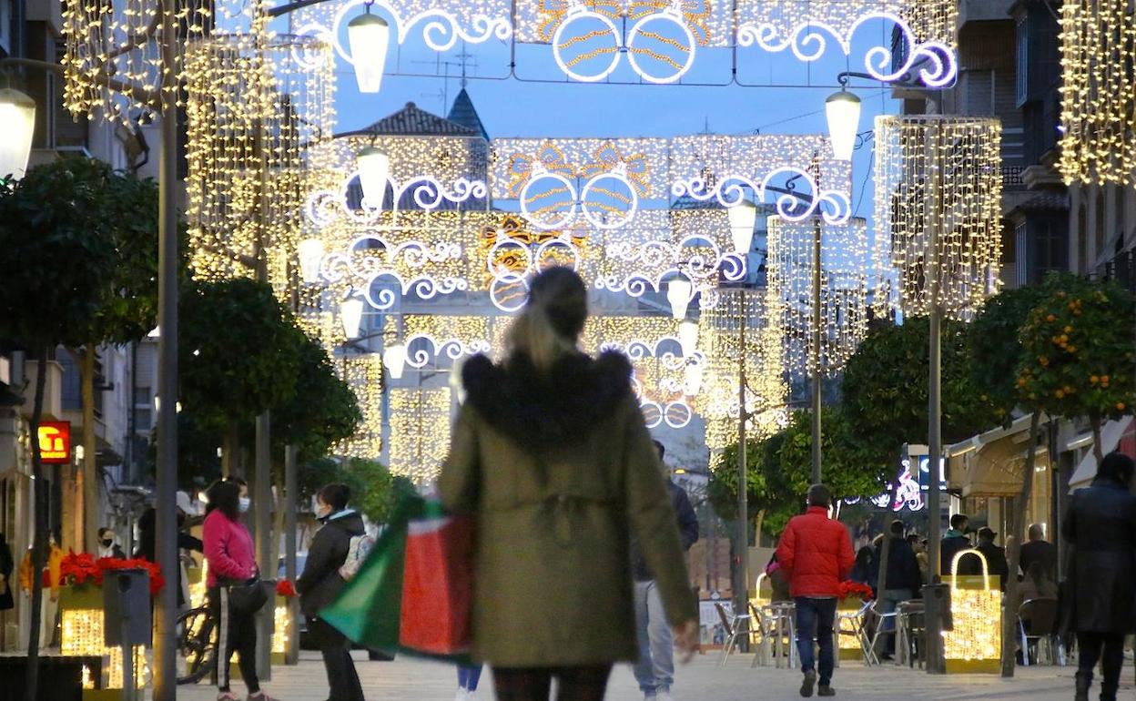 Calle Obispo Cobos decorada para la Navidad.