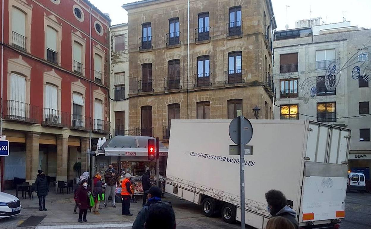 El cajón de un camión queda atravesado en la plaza de Andalucía de Úbeda