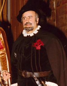 Imagen secundaria 2 - Espadas Salido con su cartel de feria, en una gala benéfica y como actor.