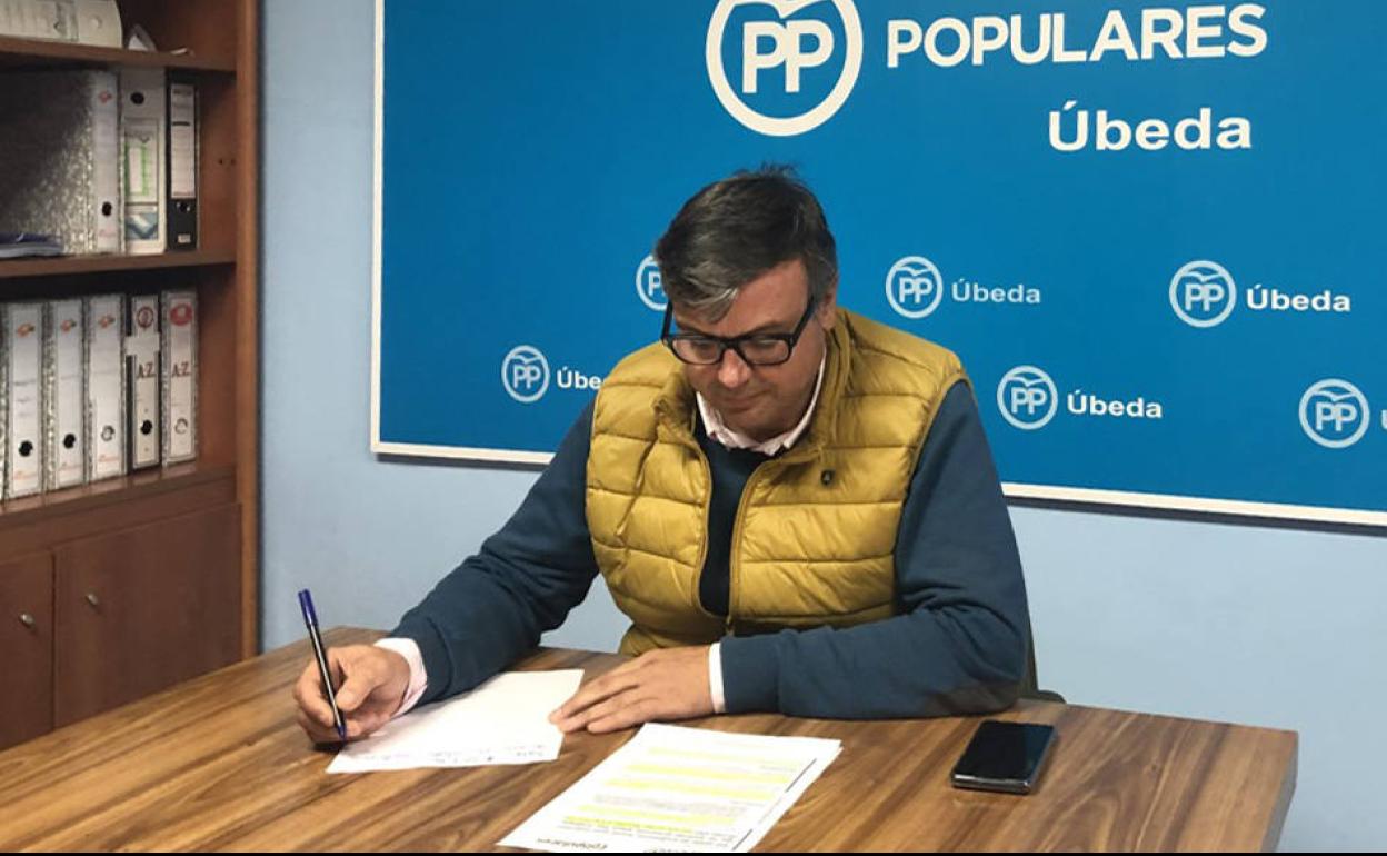 Miguel Ángel Higueras en el despacho del PP.
