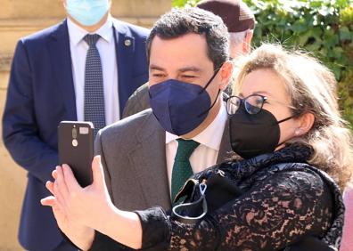 Imagen secundaria 1 - Llegada del presidente de la Junta, un 'selfi' y conversando con ubetenses.