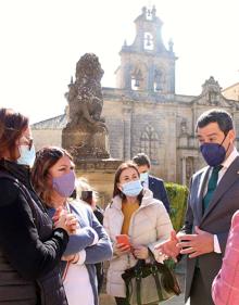 Imagen secundaria 2 - Llegada del presidente de la Junta, un 'selfi' y conversando con ubetenses.