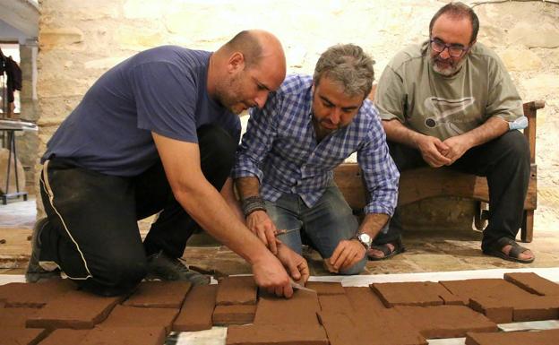 Imagen principal - Primer día de trabajo, el pasado verano, de los talleres implicados en el proyecto.