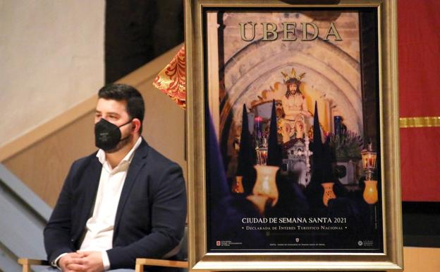 Imagen principal - El autor junto a su obra, el pianista Cristóbal López Gándara y un momento del acto.