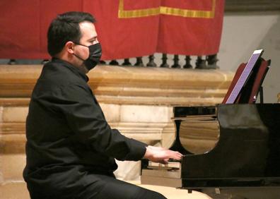 Imagen secundaria 1 - El autor junto a su obra, el pianista Cristóbal López Gándara y un momento del acto.