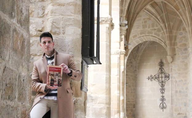 Imagen principal - El libro será presentado el 26 de marzo, Viernes de Dolores, a las ocho de la tarde en el Hospital de Santiago.