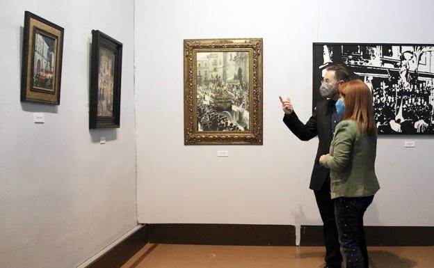 El autor acompaña a la alcaldesa en la visita.