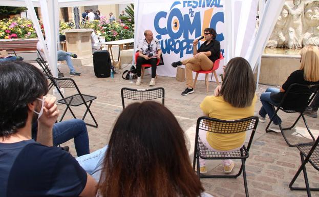 Imagen principal - La plaza de Andalucía acoge encuentros con autores y zona comercial.