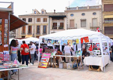 Imagen secundaria 1 - La plaza de Andalucía acoge encuentros con autores y zona comercial.