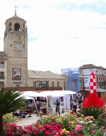 Imagen secundaria 2 - La plaza de Andalucía acoge encuentros con autores y zona comercial.
