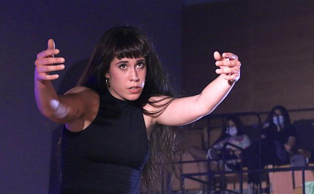 Imagen principal - Celia Espadas, Capullo de Jerez y Nuria Barrios.