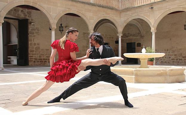 Dos bailarines hicieron una sesión de fotos en el Hospital de Santiago.