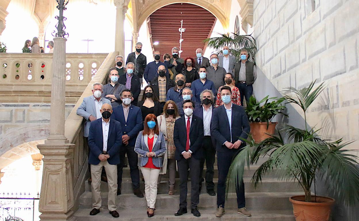 Miembros de la Asociación de Artesanos en la reciente inauguración de una exposición por su 40 aniversario.