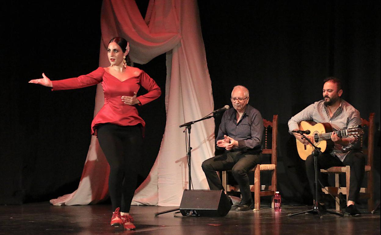 Almudena Román al baile, Agustín Navarro al cante y Julio Romero a la guitarra.
