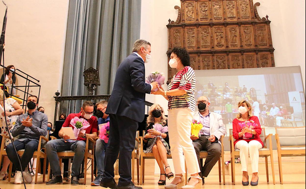 Entrega de reconocimientos durante el acto.