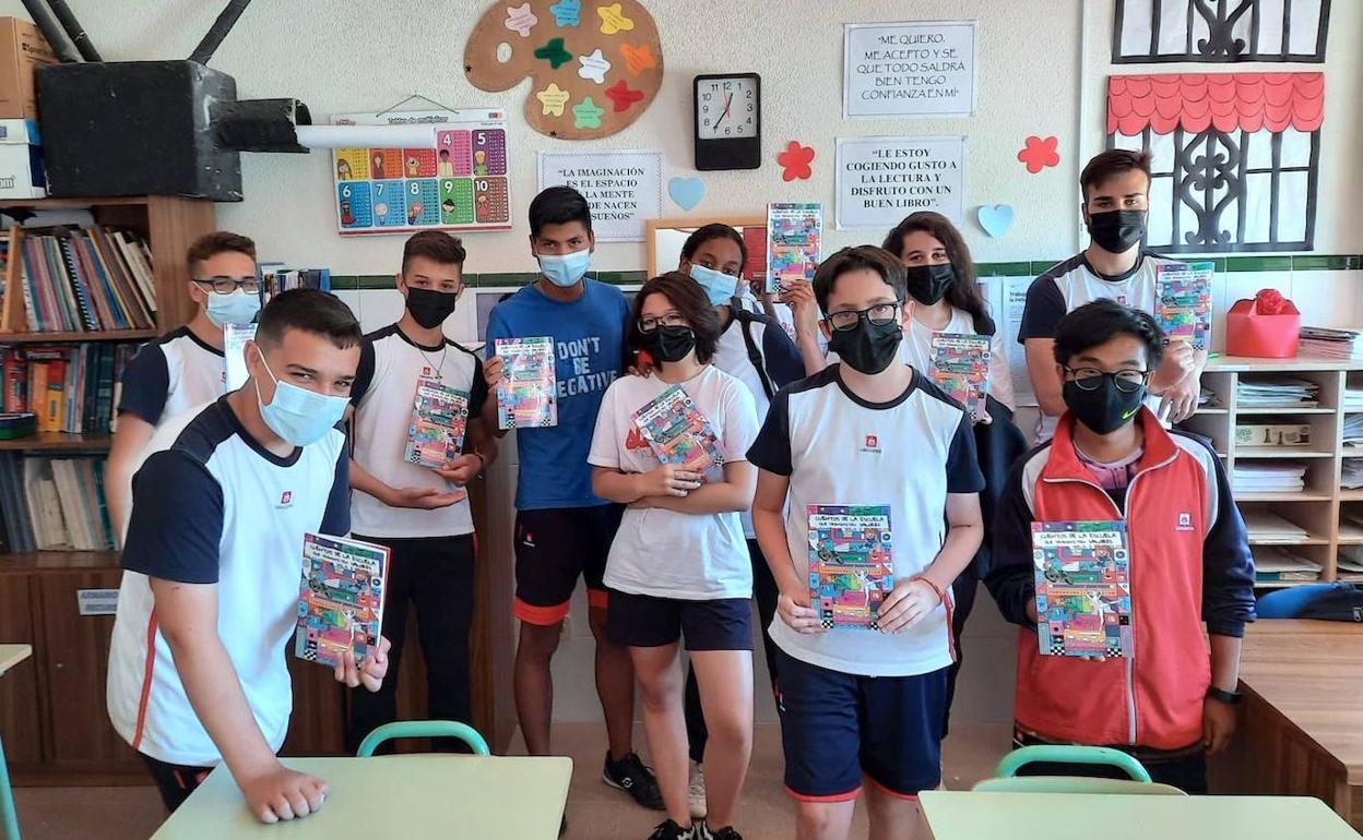 Alumnos de Salesianos con la publicación.
