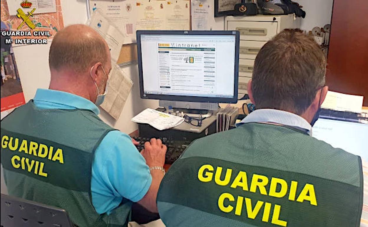 La Guardia Civil inspeccionando una página web.