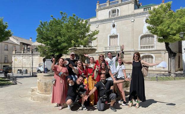Equipo y figurantes en la plaza de San Pedro.