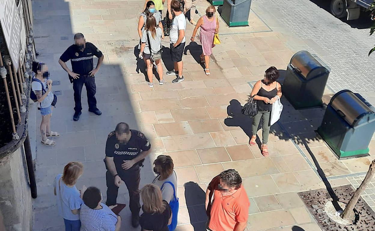 Momento de la llegada de la Policía Local.