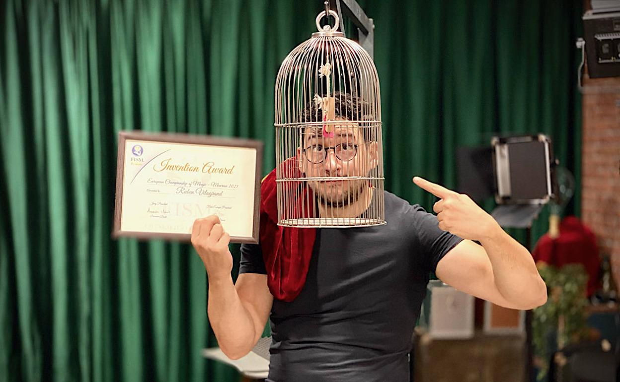 Rubén Vilagrand con el premio y la jaula que utiliza en su invención.