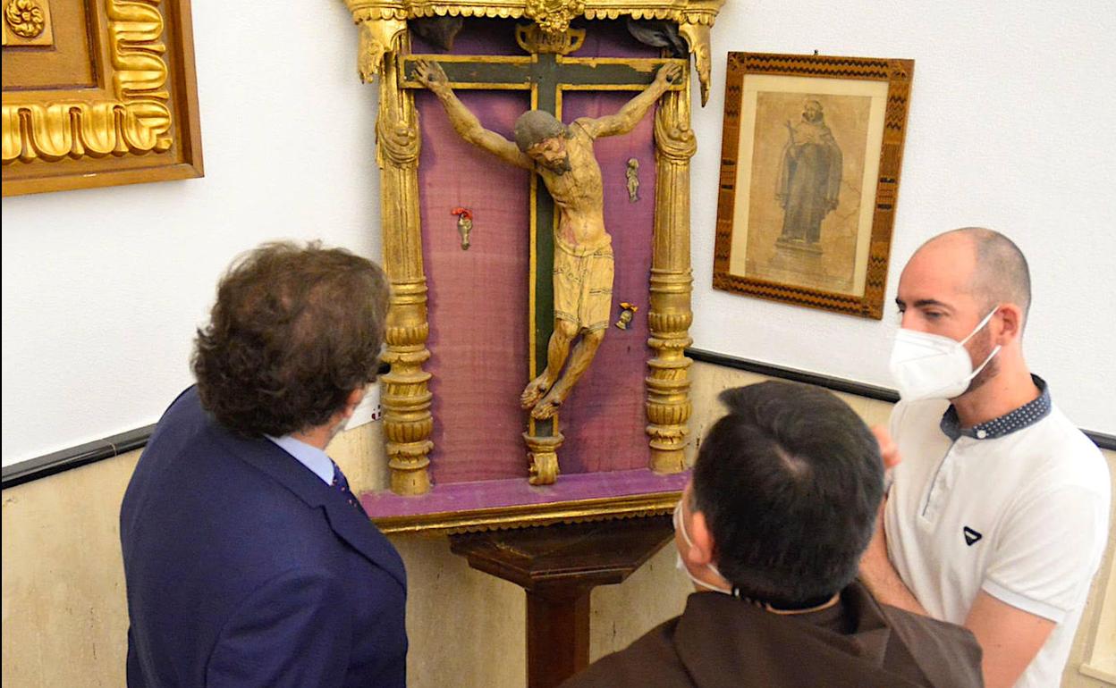 Uno de los crucificados a restaurar.