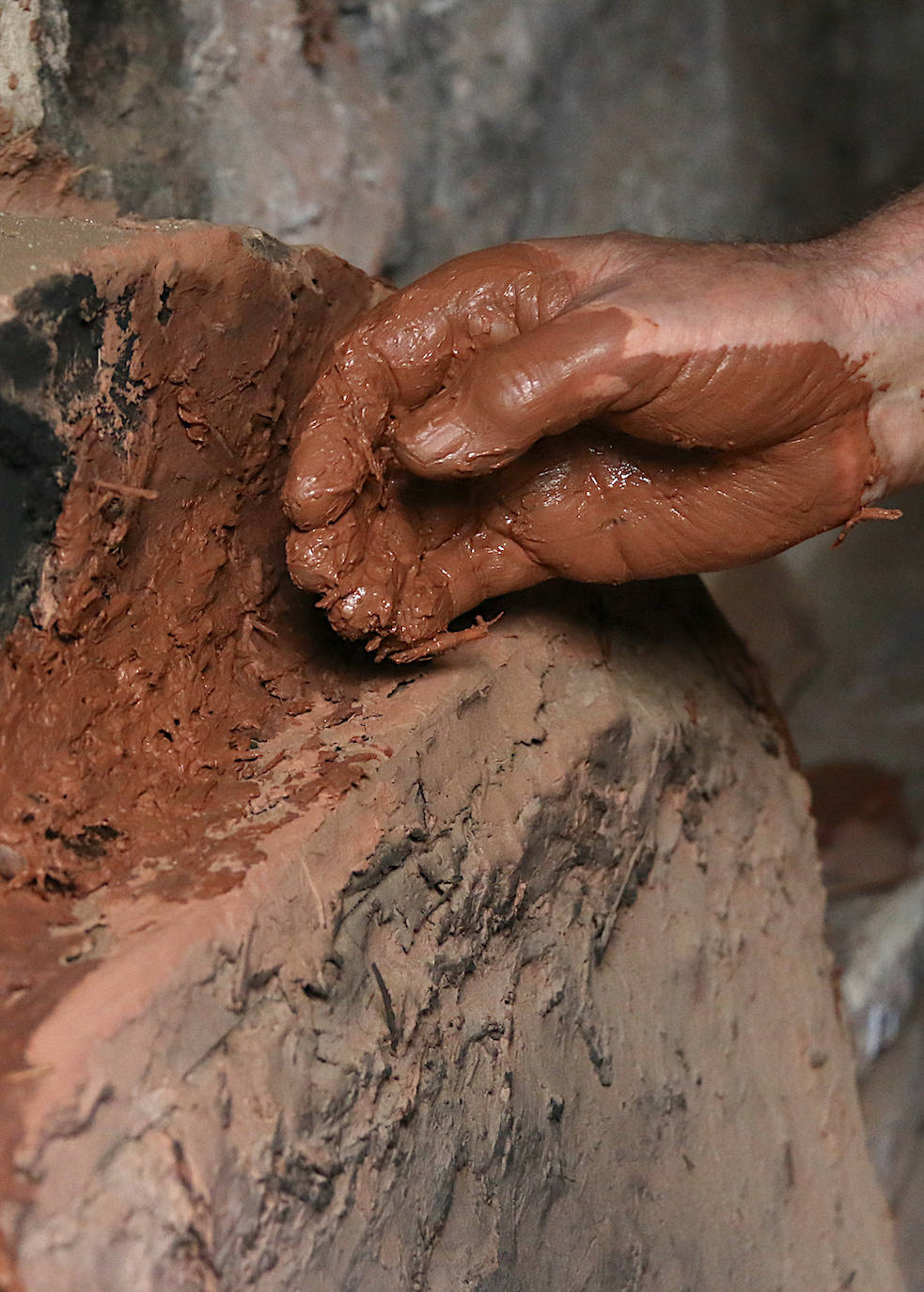 Imagen secundaria 2 - Pablo Tito alimentando el horno con orujo, piezas vistas por la bravera y sellado del horno.