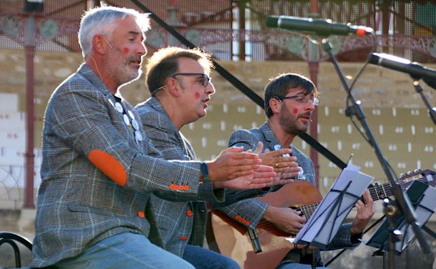 Imagen principal - La chirigota del Perchero, el cuarteto del Gago y la presentadora Laura Martínez.