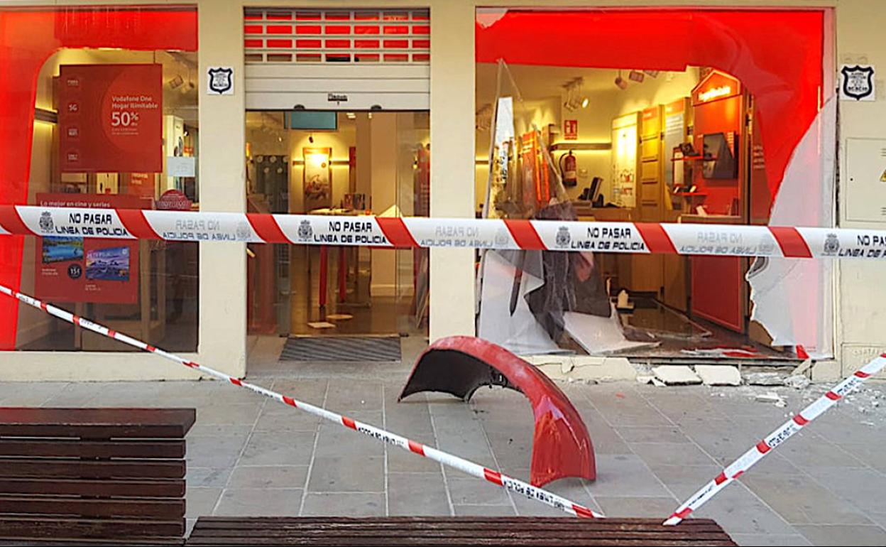 Destrozos en el establecimiento asaltado.