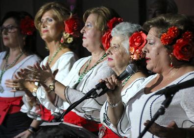 Imagen secundaria 1 - Antonio Ródenas, coro Romeros de Santiago y representación de 'Blancanieves'.