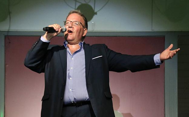 Imagen principal - Antonio Ródenas, coro Romeros de Santiago y representación de 'Blancanieves'.