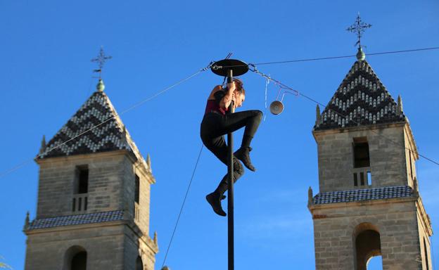 Imagen principal - Espectáculo infantil, obra 'Sombras' y actuación de Chulu.