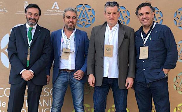 Imagen principal - Representación ubetense, entrega del premio a Melchor Tito y exposición con una pieza del alfarero.