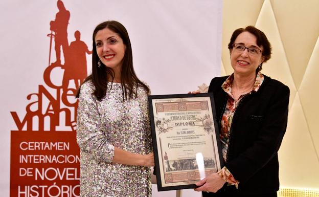 Espido Freire entrega el premio a Elena Bargues.