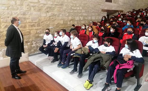 Imagen principal - Pleno infantil, jornada sobre la ley de protección y el Hospital de Santiago iluminado en azul.