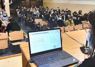 Imagen secundaria 1 - Pleno infantil, jornada sobre la ley de protección y el Hospital de Santiago iluminado en azul.