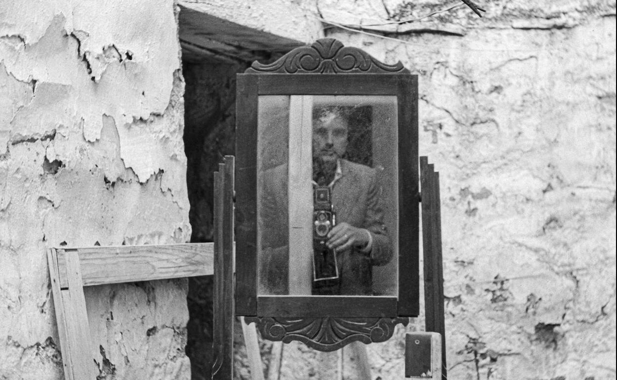Autorretrato de Marcelo Góngoira en un espejo.