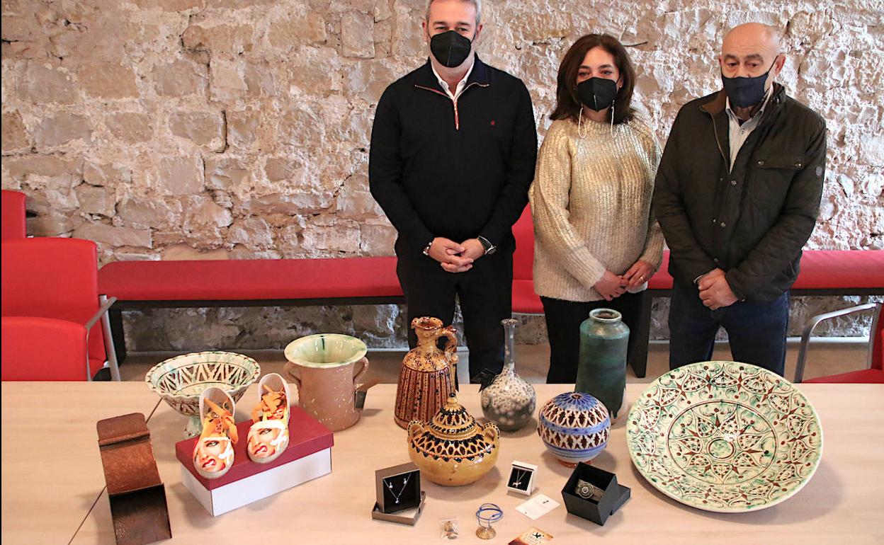 La ganadora junto a su esposo y el concejal de Comercio y Artesanía.
