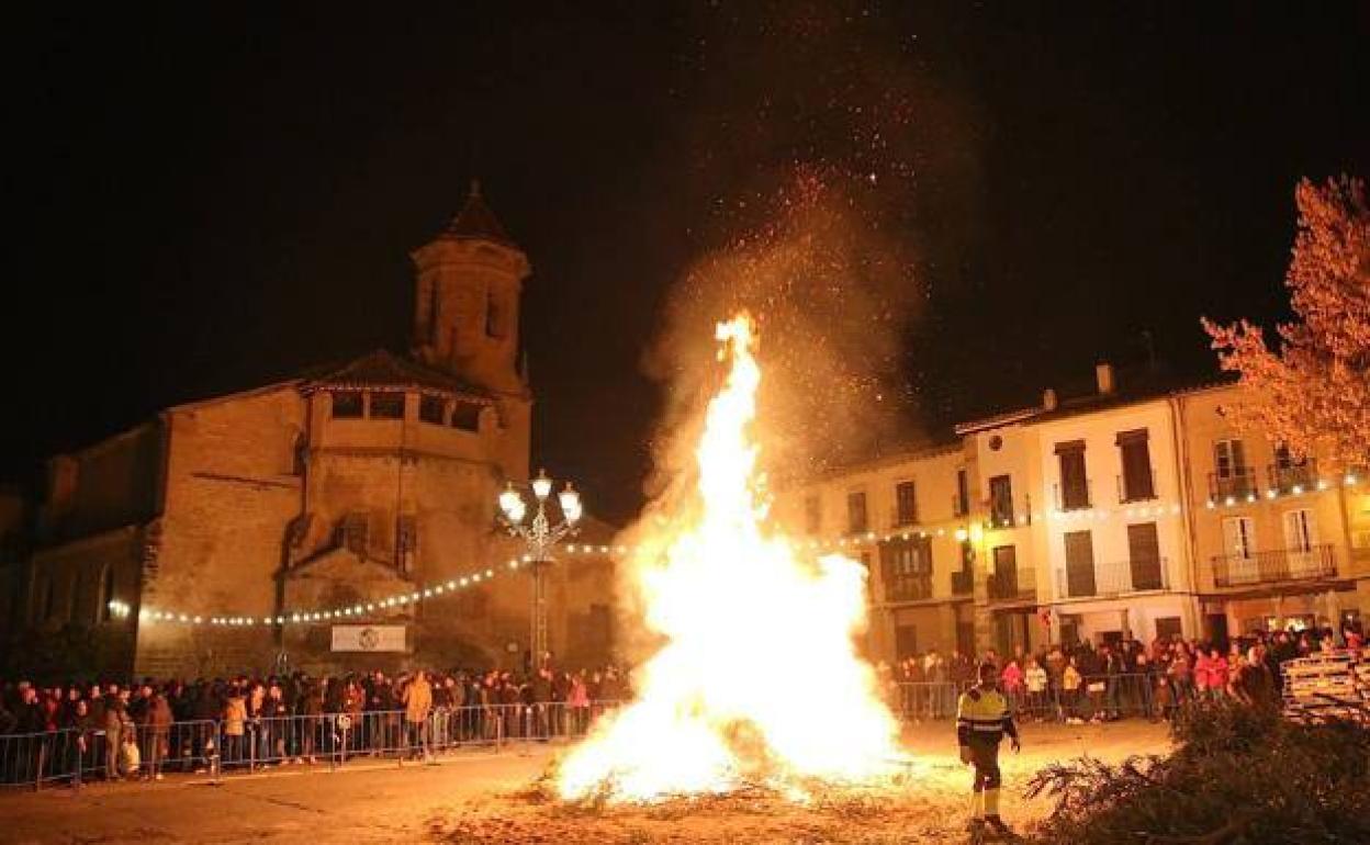 Una anterior hoguera en la plaza Primero de Mayo.