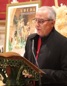 Imagen secundaria 2 - María Jesús Molina Hurtado durante su presentación y Gabriel Sánchez Bellón recogiendo el premio y dirigiéndose a los presentes.
