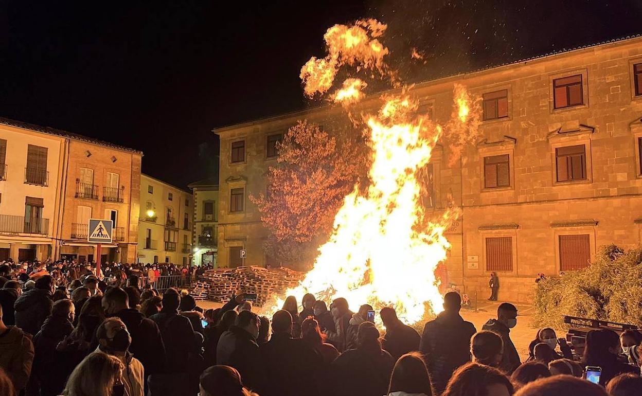 Hoguera en la plaza Primero de Mayo.