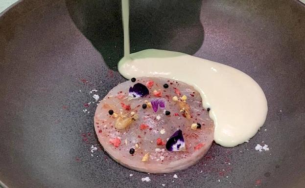 Imagen principal - La joven ubetense y uno de sus platos.