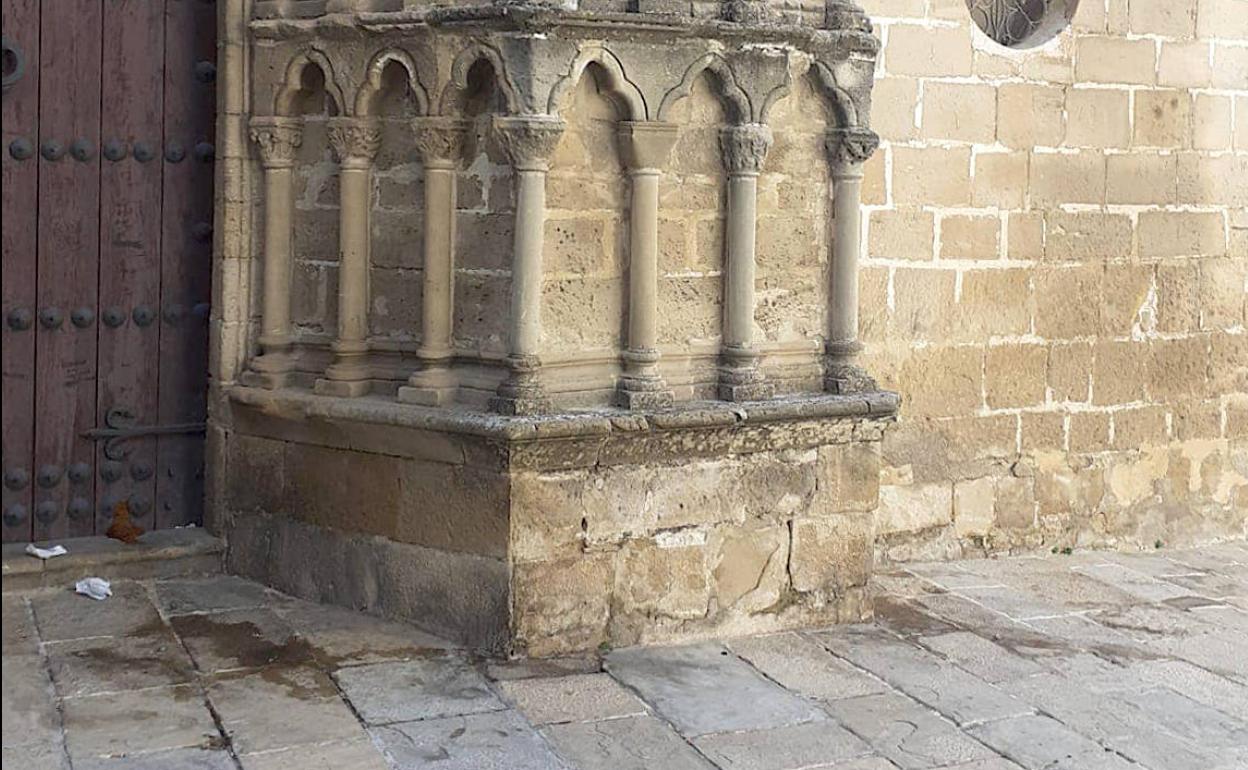 Suciedad en la Puerta de los Carpinteros de San Pablo.